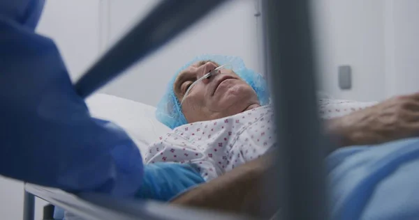 Yaşlı Bir Adam Tıbbi Tesis Koridorunda Sedyede Yatıyor Doktor Ağır — Stok fotoğraf