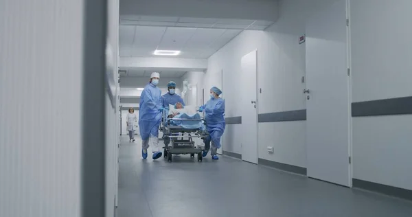 Médecins Infirmières Ambulanciers Courent Poussent Civière Avec Patient Gravement Blessé — Photo