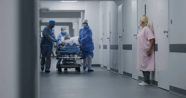 Läkare Sjuksköterskor Och Sjukvårdare Skjutsar Bår Med Patienten Till Operationsrummet — Stockfoto