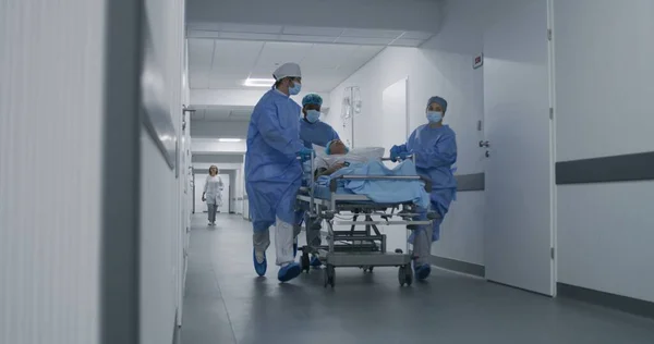 Ärzte Krankenschwestern Und Sanitäter Schieben Bahre Mit Patient Und Unterstützen — Stockfoto