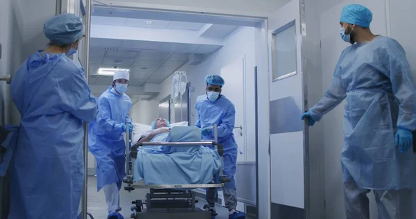 Nővér Mentős Nyitott Orvosi Folyosó Ajtók Többnemzetiségű Sebészek Fekvőbeteg Hordágyat — Stock Fotó