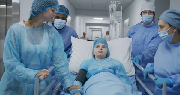 Doktorlar Hemşireler Çocuk Annesi Hasta Bir Kızla Sedyeyi Ameliyathaneye Ittiler — Stok fotoğraf