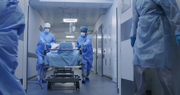 Nővér Mentős Nyitott Orvosi Folyosó Ajtók Többnemzetiségű Sebészek Fekvőbeteg Hordágyat — Stock Fotó