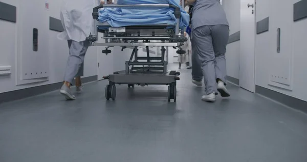 Médecins Infirmières Courent Poussent Civière Avec Patient Gravement Blessé Salle — Photo