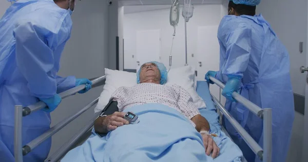 Chirurgen Transporteren Senior Patiënten Naar Operatiekamer Medici Openen Deuren Voor — Stockfoto