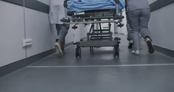 Médicos Enfermeiros Correm Empurram Maca Com Paciente Gravemente Ferido Para — Fotografia de Stock