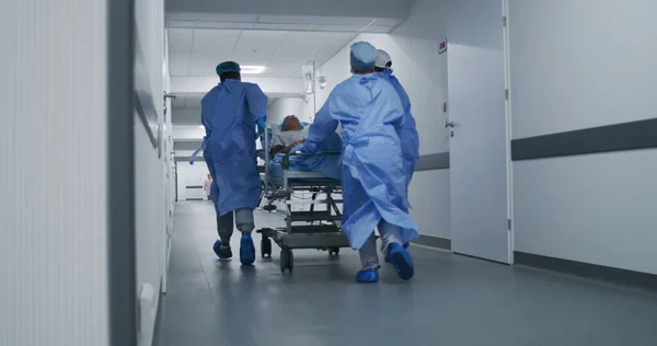Médecins Infirmières Ambulanciers Courent Poussent Civière Avec Patient Gravement Blessé — Photo