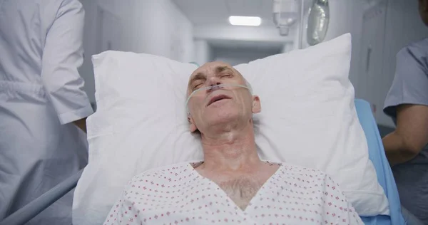 Oude Patiënt Met Ademhalingsbuis Probeert Operatie Brancard Slapen Dokter Verpleegster — Stockfoto