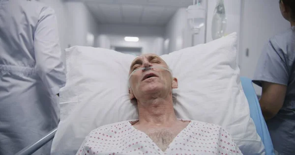 Nefes Borusu Olan Yaşlı Bir Hasta Ameliyattan Sonra Sedyede Uyumaya — Stok fotoğraf