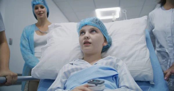Meisje Ligt Brancard Spreekt Met Verpleegster Moeder Glimlacht Toont Polsoximeter — Stockfoto