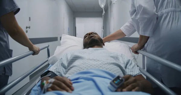 Afro Amerikaanse Patiënt Slaapt Brancard Met Veneuze Katheter Pulsoximeter Handen — Stockfoto