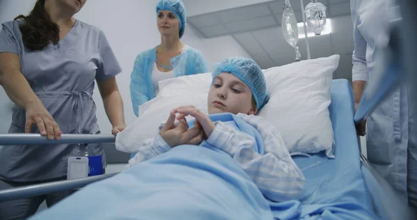 Sağlık Görevlileri Hastayı Hastane Koridorundaki Ameliyattan Sonra Hastaneye Götürdüler Genç — Stok fotoğraf