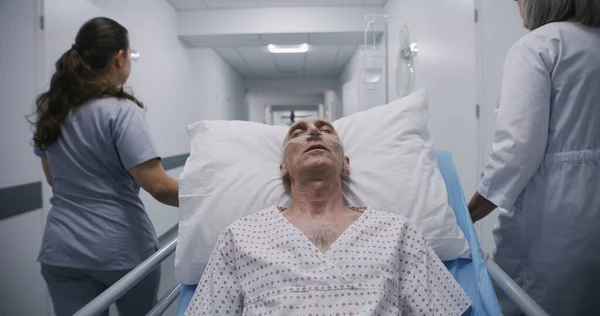 Vecchio Paziente Dorme Sulla Barella Con Tubo Respiratorio Flebo Dopo — Foto Stock