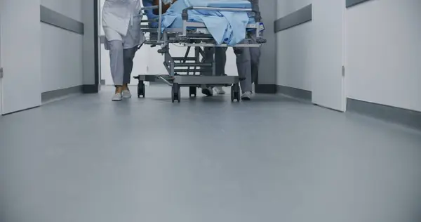 Medici Paramedici Spostano Barella Con Paziente Gravemente Ferito Verso Sala — Foto Stock