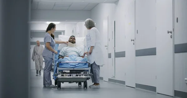 Ώριμος Νοσοκόμος Και Νοσοκόμα Περπατούν Στο Διάδρομο Της Κλινικής Τραυματισμένο — Φωτογραφία Αρχείου