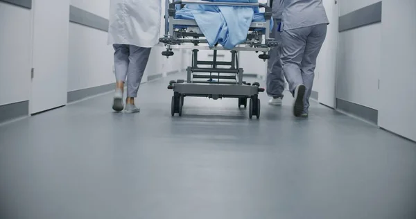 Medici Paramedici Spostano Barella Con Paziente Gravemente Ferito Verso Sala — Foto Stock