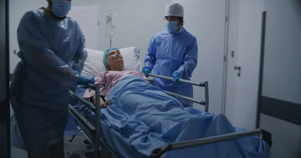 Γιατροί Νοσοκόμες Και Νοσοκόμοι Σπρώχνουν Φορείο Ασθενή Στο Χειρουργείο Ηλικιωμένη — Φωτογραφία Αρχείου