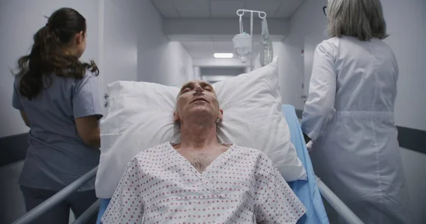 Eski Hasta Ameliyattan Sonra Tüp Yutturulmuş Bir Şekilde Sedyede Uyuyor — Stok fotoğraf