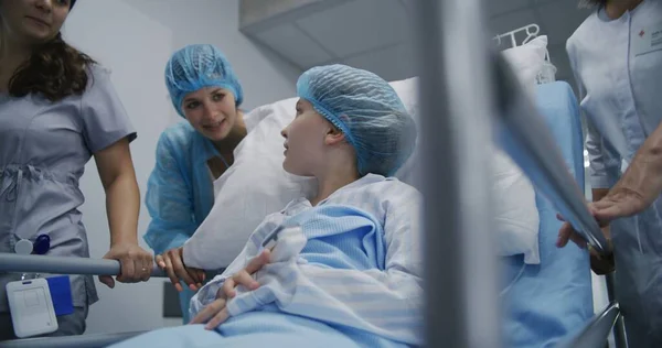소녀는 구르니에 간호사와 어머니와 이야기 미소와 산소를 보여줍니다 의사와 간호사는 — 스톡 사진