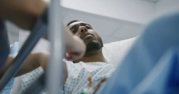 아프리카계 미국인 남자는 스트레치에 의사와 의사는 구르니 근처에 센터에서 환자를 — 스톡 사진