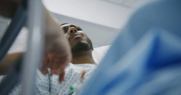 아프리카계 미국인 남자는 스트레치에 의사와 의사는 구르니 근처에 센터에서 환자를 — 스톡 사진