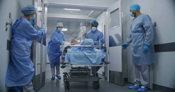 Infirmière Ambulancier Ouvrent Rapidement Les Portes Couloir Établissement Médical Des — Photo