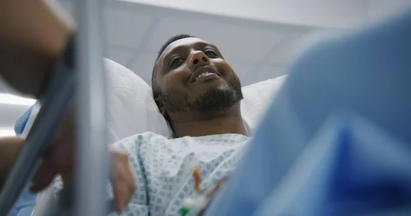 아프리카계 미국인 남자는 스트레치에 의사와 의사는 센터에서 환자와 구르니 근처에 — 스톡 사진