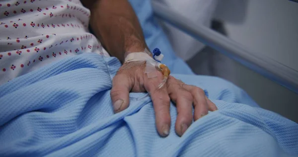 Pacjent Podeszłym Wieku Leży Noszach Cewnikiem Żylnym Pod Ręką Medycy — Zdjęcie stockowe