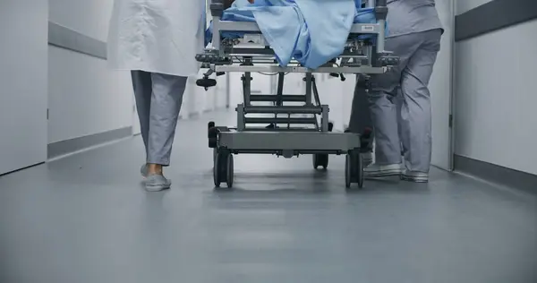 Médicos Paramédicos Movem Maca Com Paciente Gravemente Ferido Para Sala — Fotografia de Stock