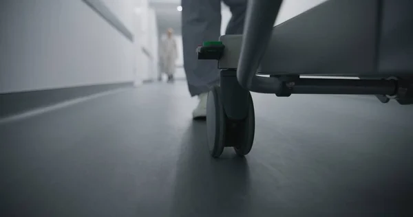 Läkare Sjuksköterska Eller Sjukvårdare Flytta Bår Med Allvarligt Skadade Patienten — Stockfoto
