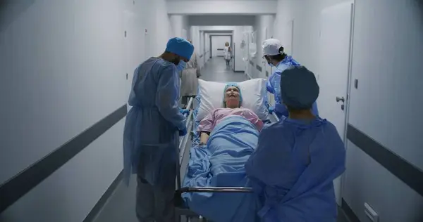 의사와 Paramedics 수술실에 여자를 Gurney를 의사는 농도를 검사합니다 의료진은 부서에서 — 스톡 사진