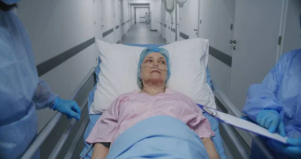 Medici Infermieri Paramedici Visitano Donne Anziane Malate Nel Corridoio Delle — Foto Stock