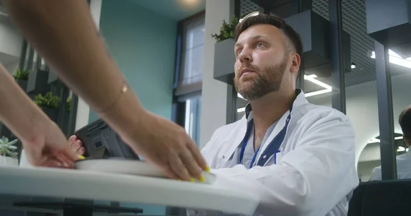Sjukvårdsspecialist Sitter Hälsocentret Cafeteria Manlig Läkare Arbetar Digitala Tablett Dator — Stockfoto