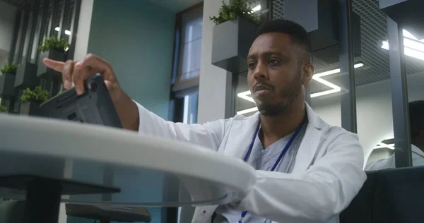 Afroamerikansk Læge Sidder Hospitalets Cafeteria Professionel Medic Bruger Digital Tablet - Stock-foto