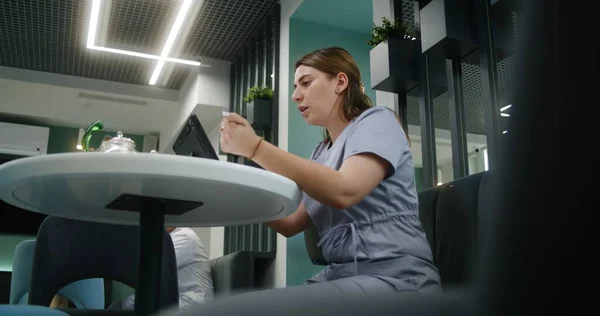 의사는 클리닉 카페에 디지털 태블릿을 사용합니다 통화를 환자와 온라인 약속이 — 스톡 사진