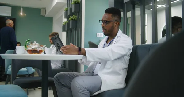 Americký Afroameričan Sedí Kavárně Klinice Používá Digitální Tablet Profesionální Lékař — Stock fotografie