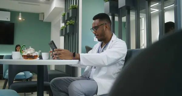 Americký Afroameričan Sedí Kavárně Klinice Používá Digitální Tablet Profesionální Lékař — Stock fotografie