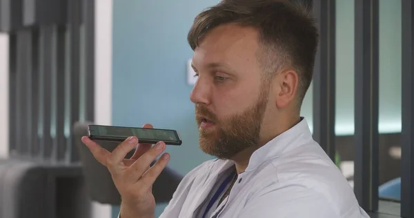 Männlicher Arzt Sitzt Der Pause Klinikcafé Gesundheitsspezialist Telefoniert Zeichnet Sprachnachrichten — Stockfoto