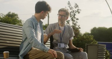 Elinde tabletle yetişkin bir doktor yetişkin bir hastasıyla bankta oturur ve ona danışır. Adam bacak ağrısından sağlık uzmanına şikayet ediyor. Doktor hastaların bacağını muayene ediyor ve dışarıda teşhis koyuyor..