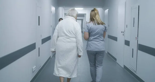 Female Doctor Nurse Digital Tablet Walks Clinic Corridor Elderly Woman — Stock Photo, Image