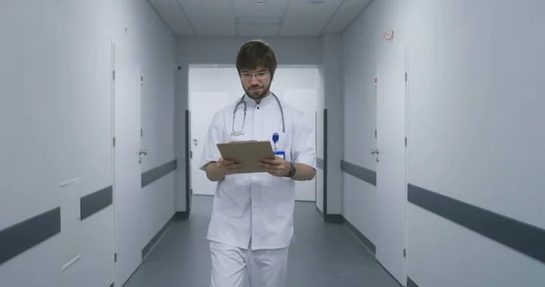 Zdravotnický Specialista Bílé Uniformě Kráčí Chodbou Lékařského Centra Doktor Jde — Stock fotografie
