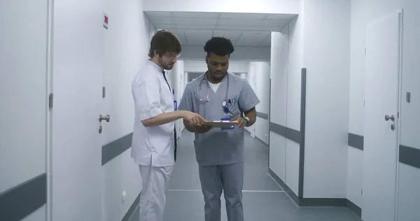 Doctor White Uniform Walks Medical Center Corridor Greets African American — Stock Photo, Image