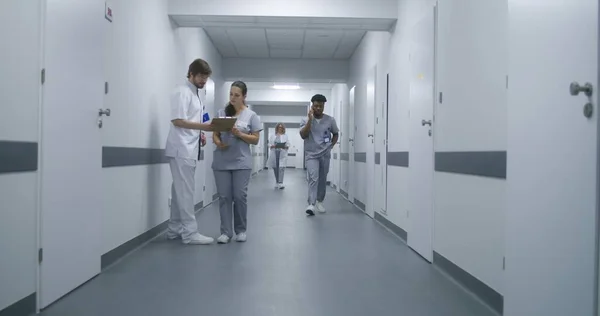 Multiracial Sjukvårdspersonal Uniform Promenad Klinik Korridor Äldre Patienter Ska Träffa — Stockfoto