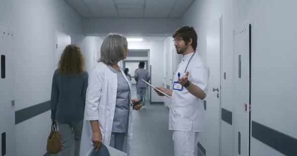 Ειδικός Υγείας Άσπρη Στολή Περπατάει Στο Διάδρομο Του Ιατρικού Κέντρου — Φωτογραφία Αρχείου