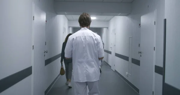 Beyaz Üniformalı Bir Sağlık Uzmanı Tıp Merkezi Koridorunda Yürüyor Doktor — Stok fotoğraf