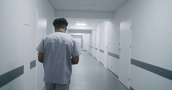 Afroamerikansk Sjukvårdsspecialist Går Sjukhuskorridoren Manlig Läkare Går Möte Med Patienter — Stockfoto