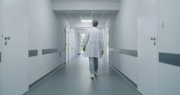Gammal Läkare Går Ner Sjukhuskorridoren Med Digital Surfplatta Dator Till — Stockfoto