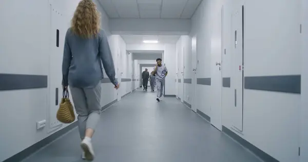 Kvinnan Går Till Sjukhuskorridoren Och Frågar Doktorn Vägen Till Kabinettet — Stockfoto