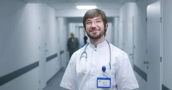 Manlig Sjuksköterska Läkare Står Modern Klinik Korridor Professionell Läkare Glasögon — Stockfoto