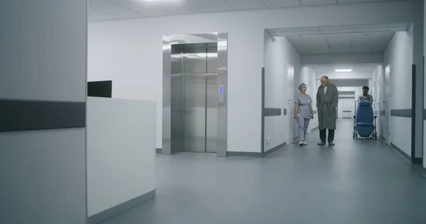 Perawat Dengan Pasien Tua Menunggu Lift Lorong Pusat Medis Dokter — Stok Foto